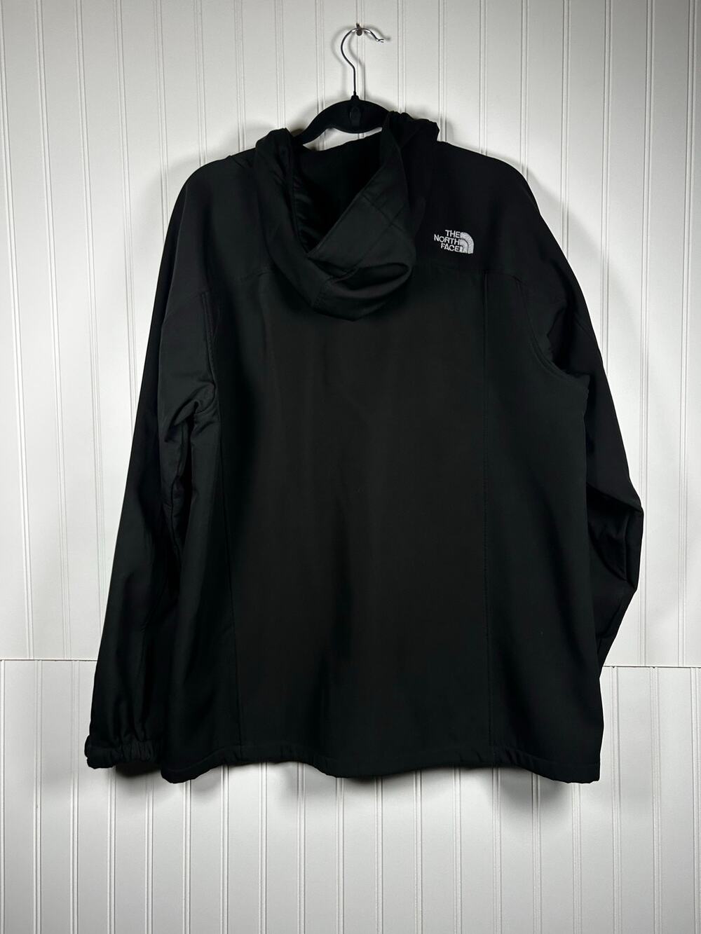 The north Face men’s black jacket, lined size XL zip up pocket
